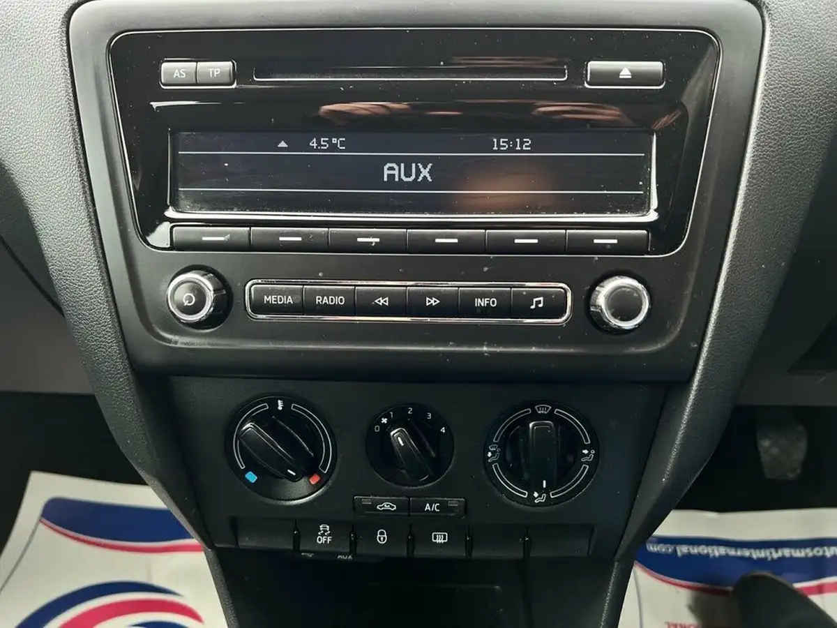 2014-skoda-rapid-spaceback-12-se-105ps-big-18