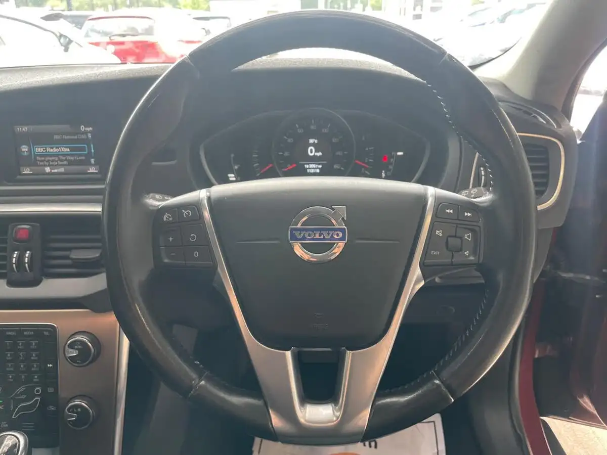 2015-volvo-v40-16td-d2-cross-country-lux-powershift-big-25