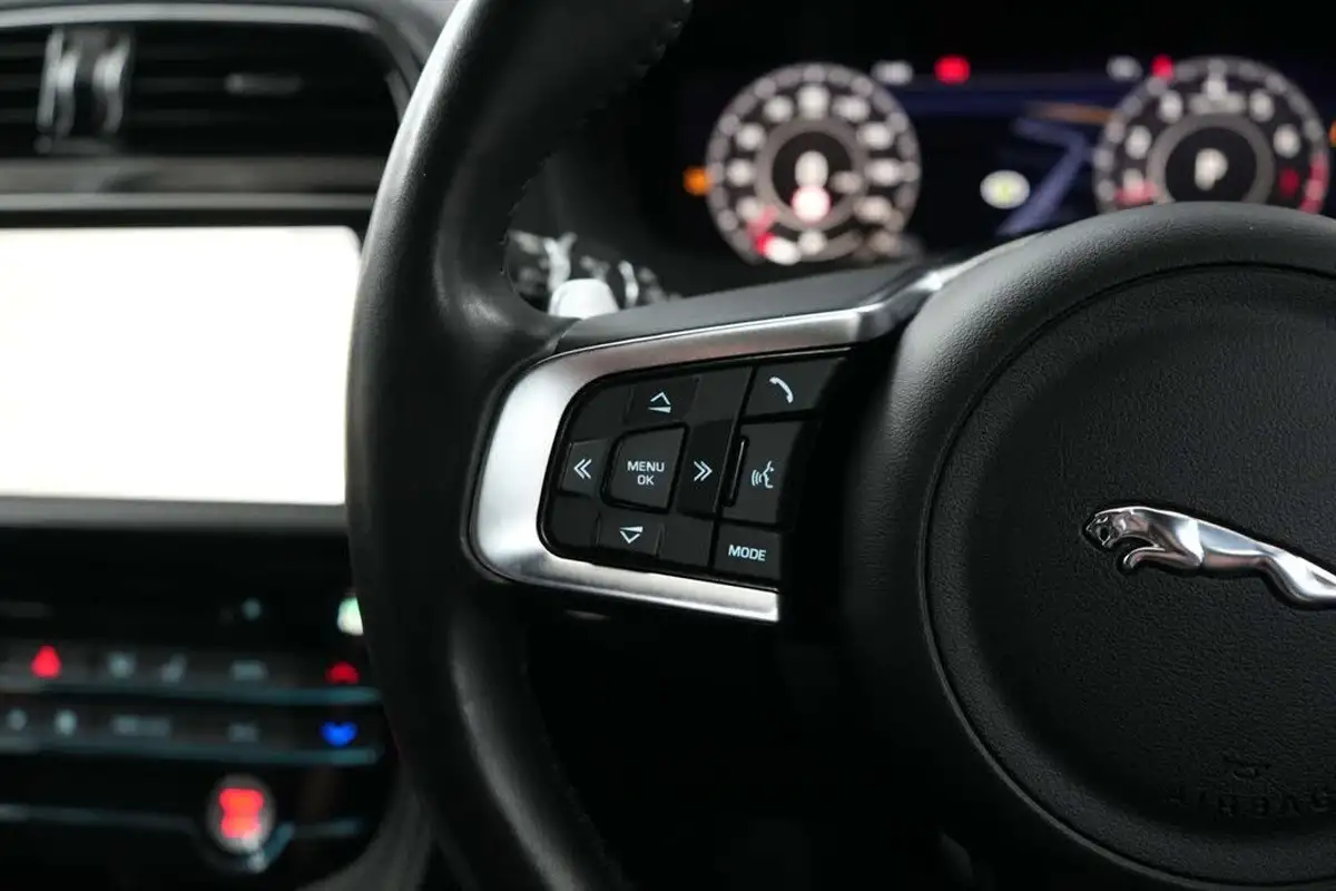 2020-jaguar-f-pace-20i-chequered-flag-big-42