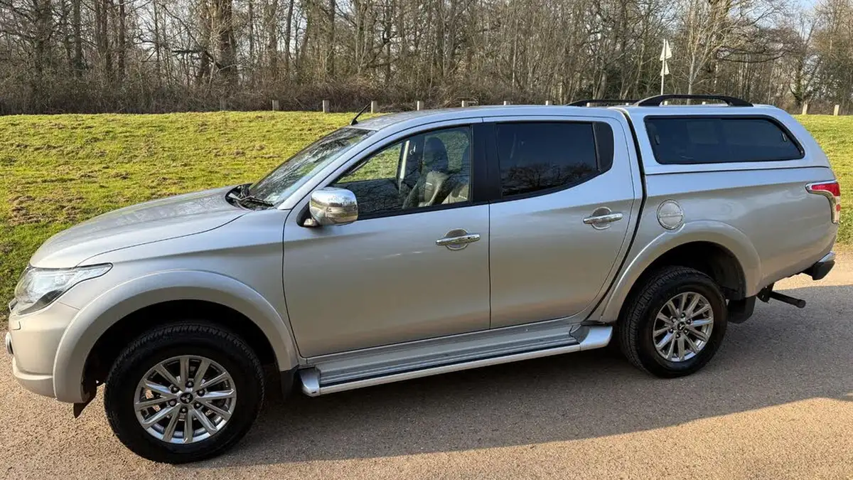 2018-mitsubishi-l200-24di-d-barbarian-sda-auto-big-4