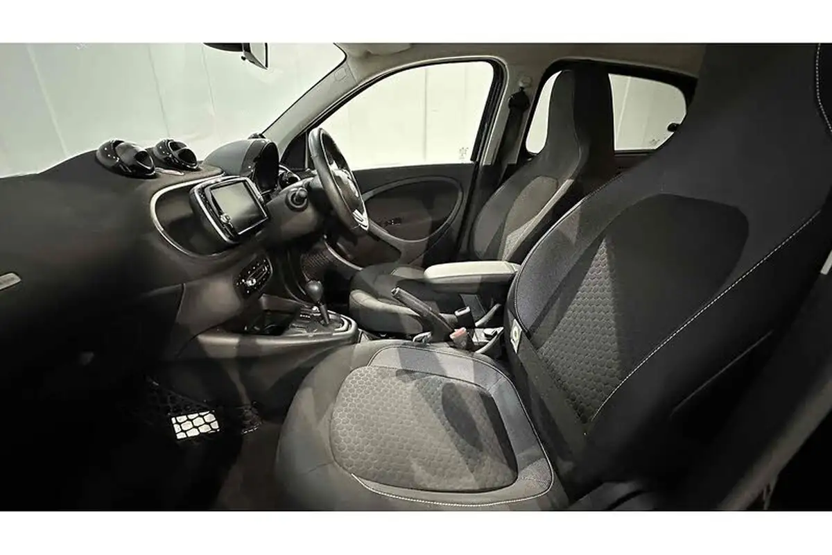 2021-smart-forfour-eq-premium-big-18