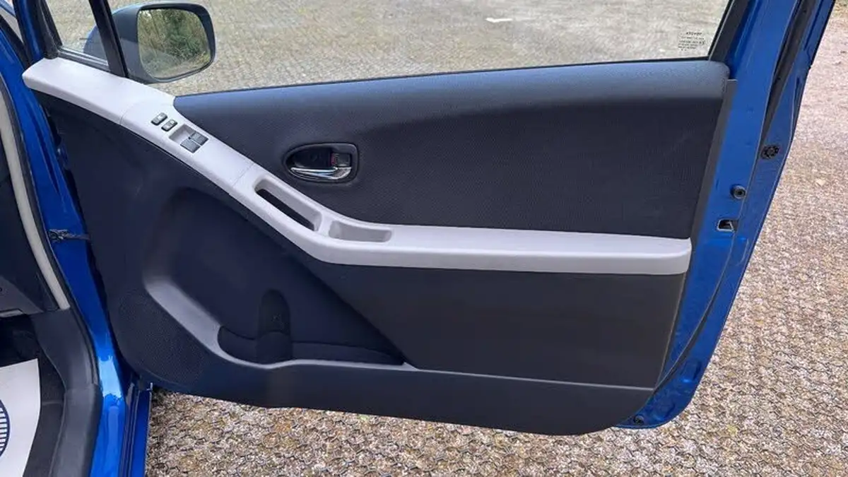 2010-toyota-yaris-10-tr-3d-big-15