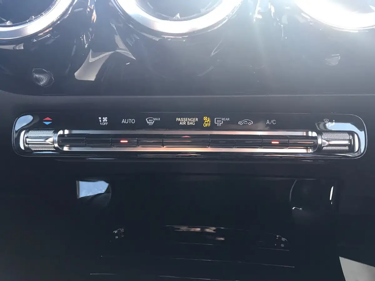 2020-mercedes-benz-a-class-13-a180-se-7g-dct-big-17
