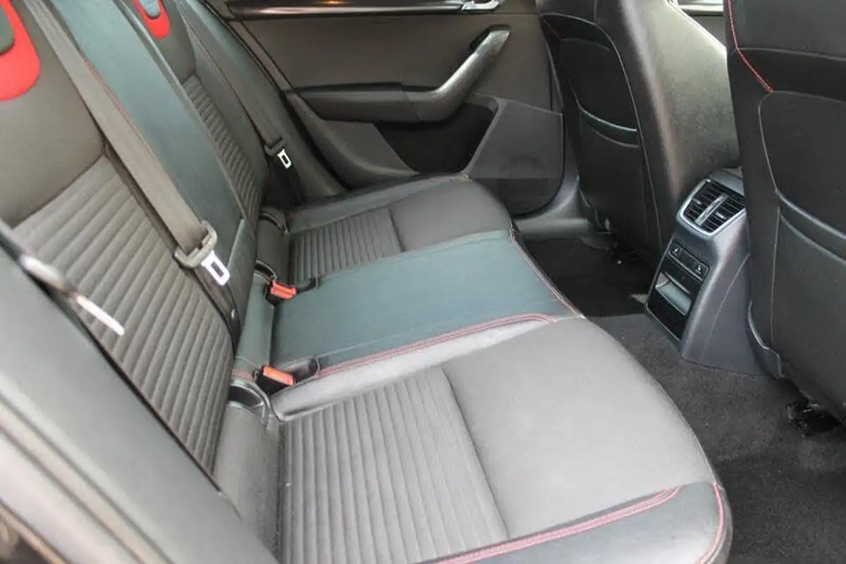 2017-skoda-octavia-20tdi-vrs-estate-big-8