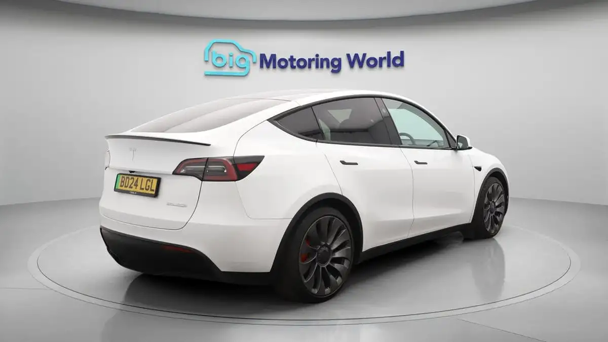 2024-tesla-model-y-e-performance-big-7