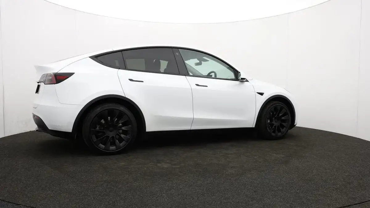 2023-tesla-model-y-e-rwd-big-39