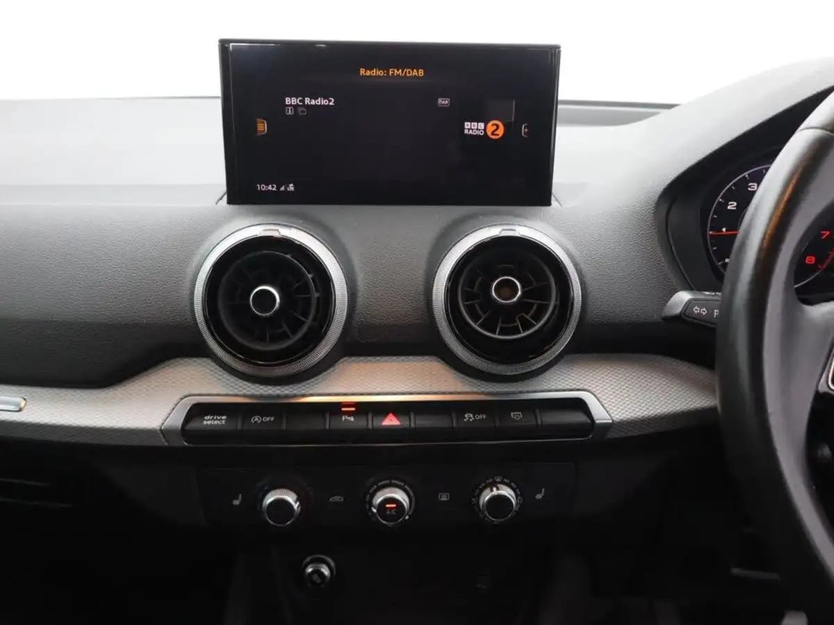 2021-audi-q2-10-30-tfsi-sport-big-16