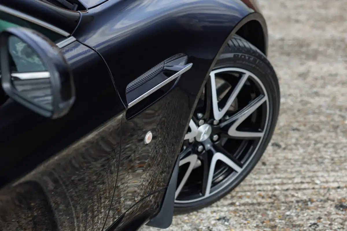 2013-aston-martin-vantage-47-coupe-big-28