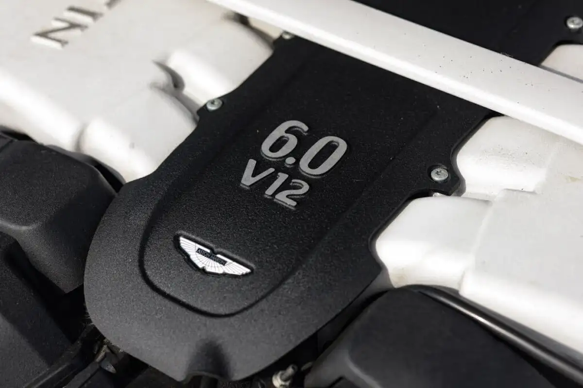 2013-aston-martin-vanquish-59-big-41