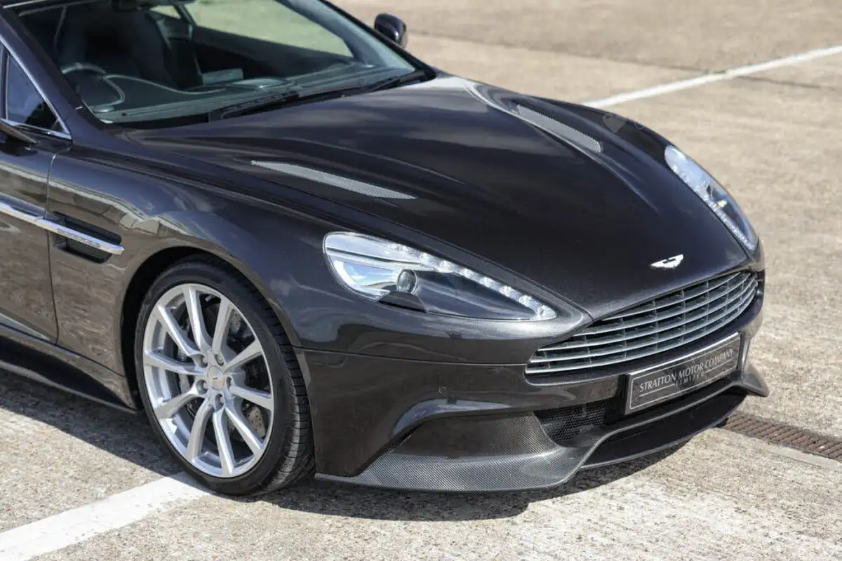 2013-aston-martin-vanquish-59-big-17