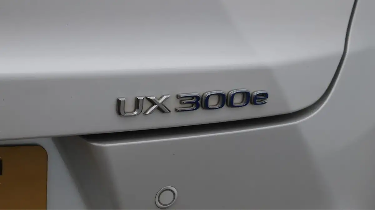 2021-lexus-ux-300e-e-ux-big-21