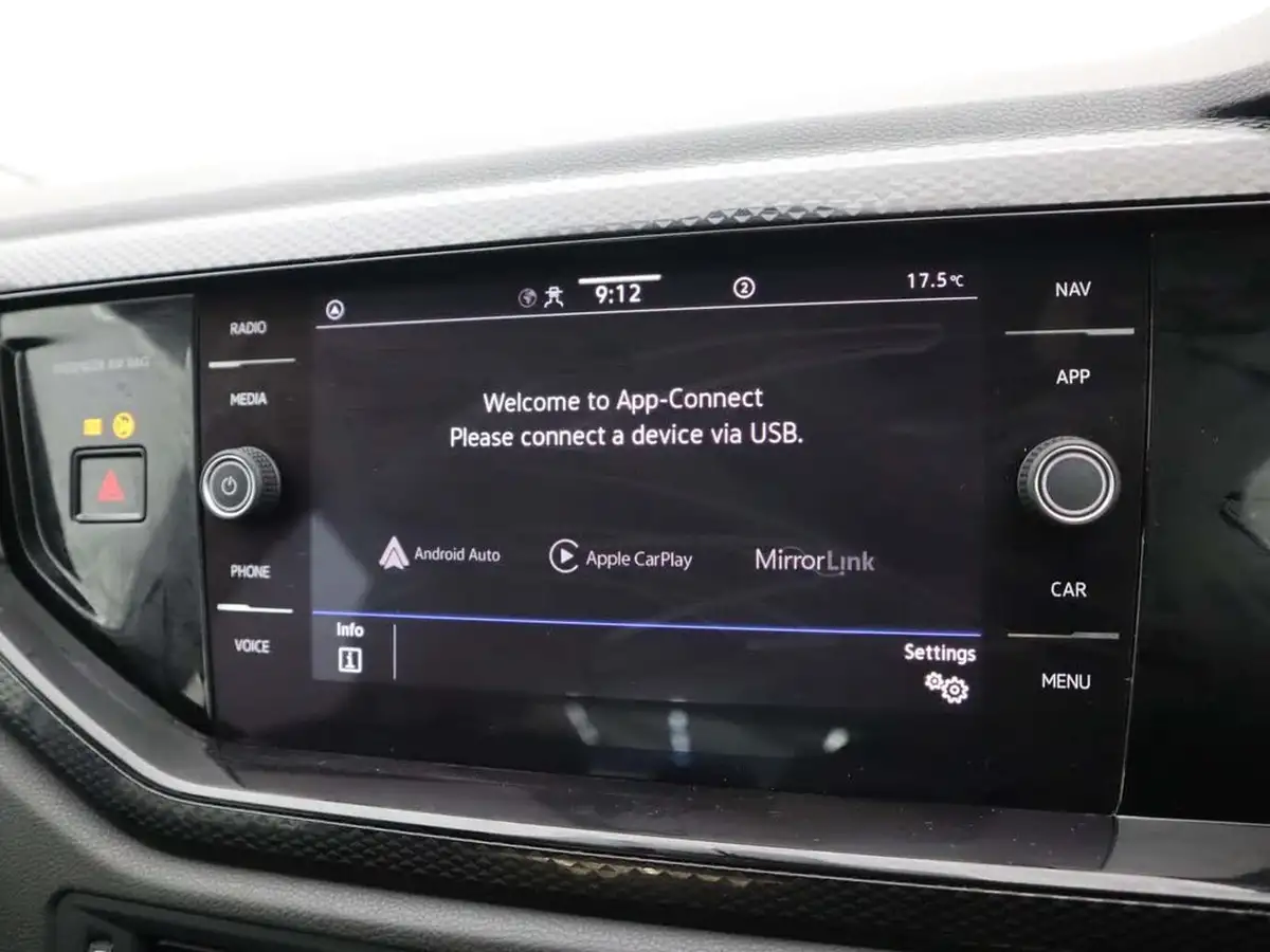 2022-volkswagen-polo-10-life-big-24