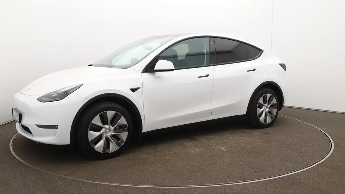 2023-tesla-model-y-e-long-range-big-67