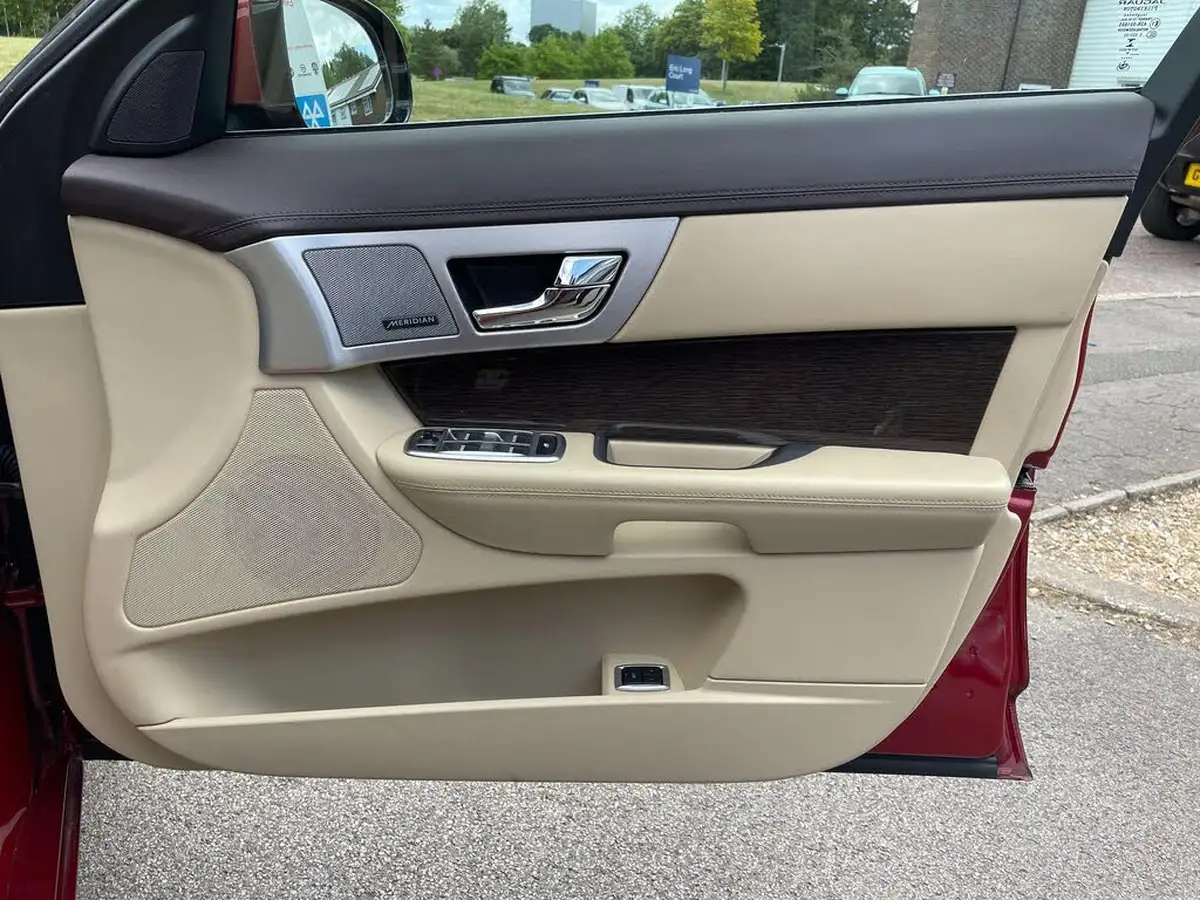 2014-jaguar-xf-30td-premium-luxury-sportbrake-5d-big-37