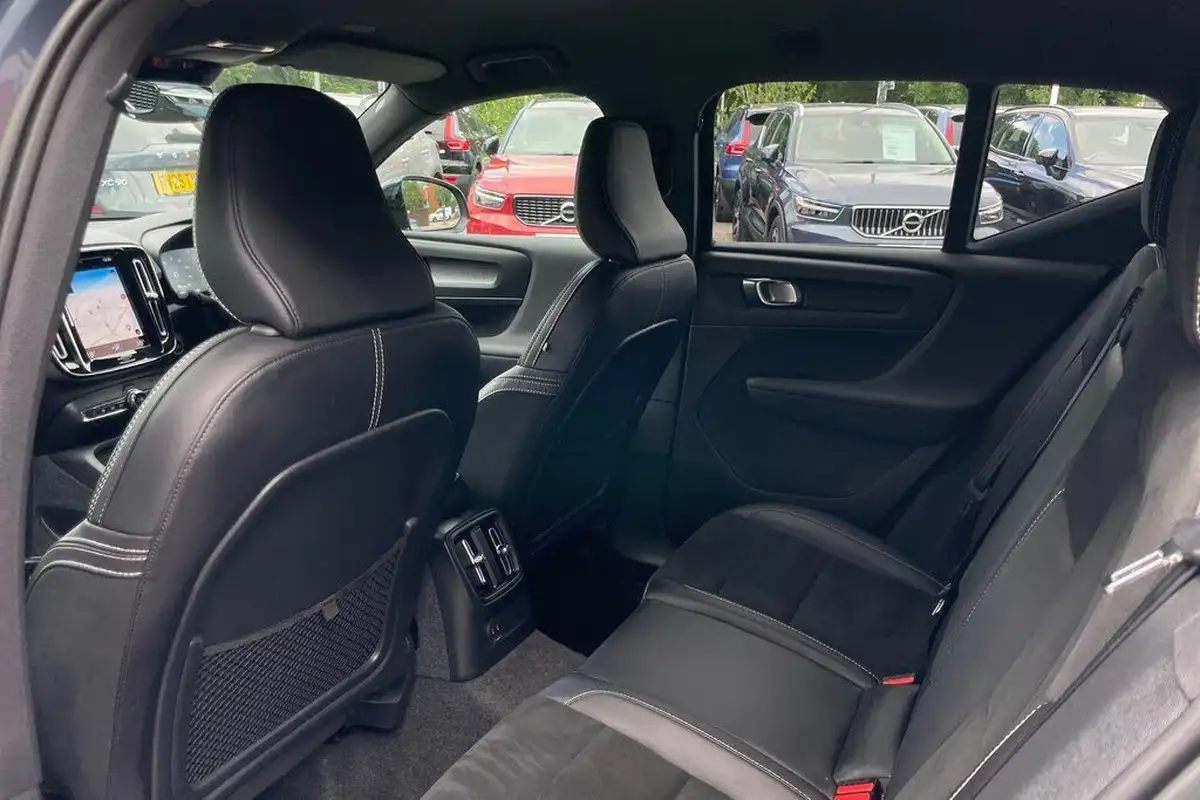 2022-volvo-xc40-15-t4-r-design-big-29