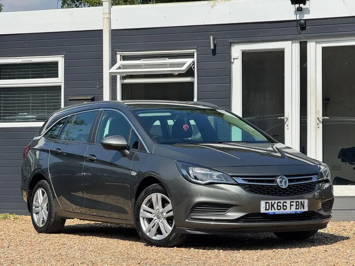 2015-vauxhall-astra-13cdti-design-16v-hatchback-big-1