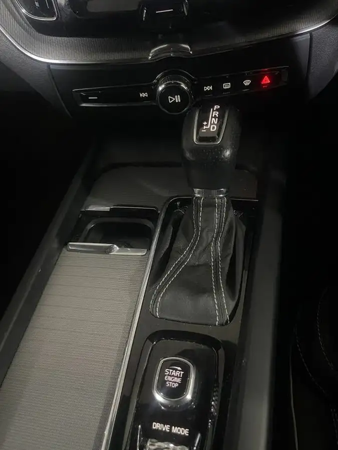 2018-volvo-xc60-20td-d4-r-design-4x4-geartronic-big-26