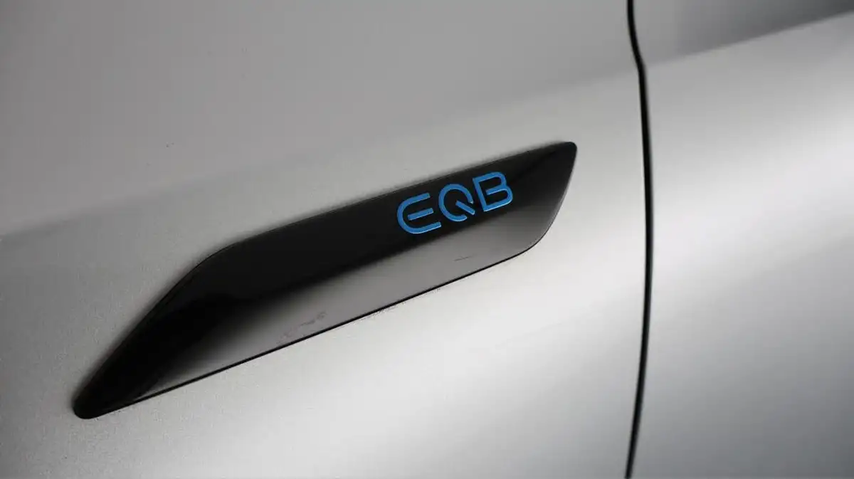 2022-mercedes-benz-eqb-e-eqb-350-amg-line-big-22