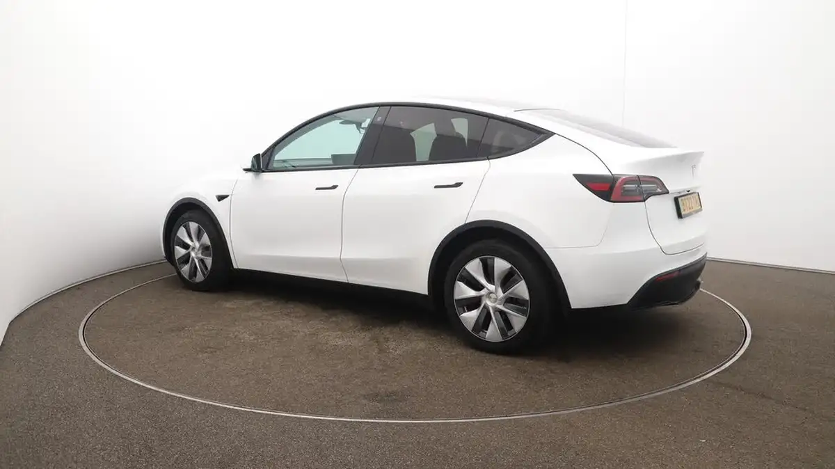2022-tesla-model-y-e-long-range-big-38