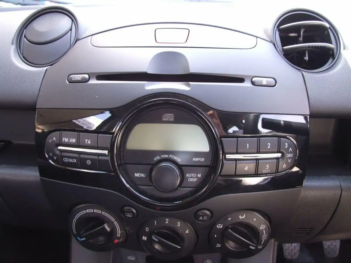 2011-mazda-mazda2-13-ts2-5d-big-32