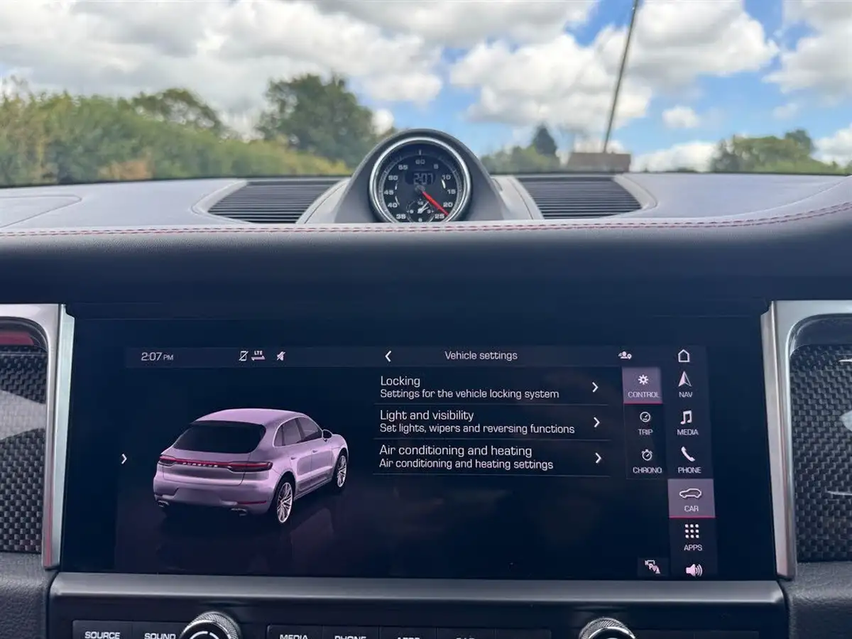 2021-porsche-macan-29-turbo-big-25