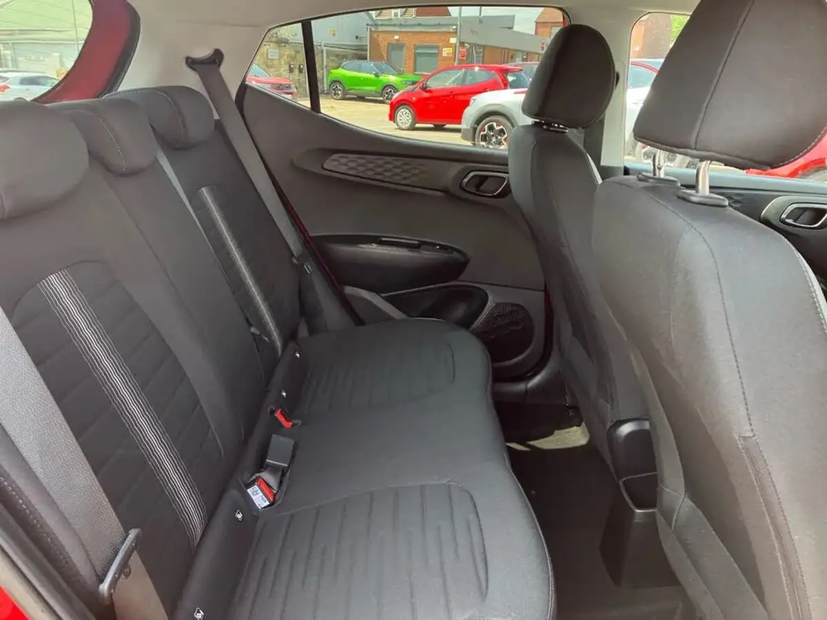 2022-hyundai-i10-10-premium-big-32