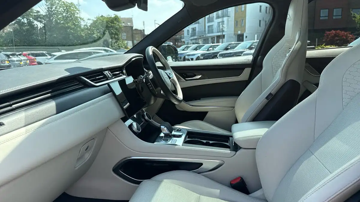 2024-jaguar-f-pace-20-d200-r-dynamic-hse-black-big-2
