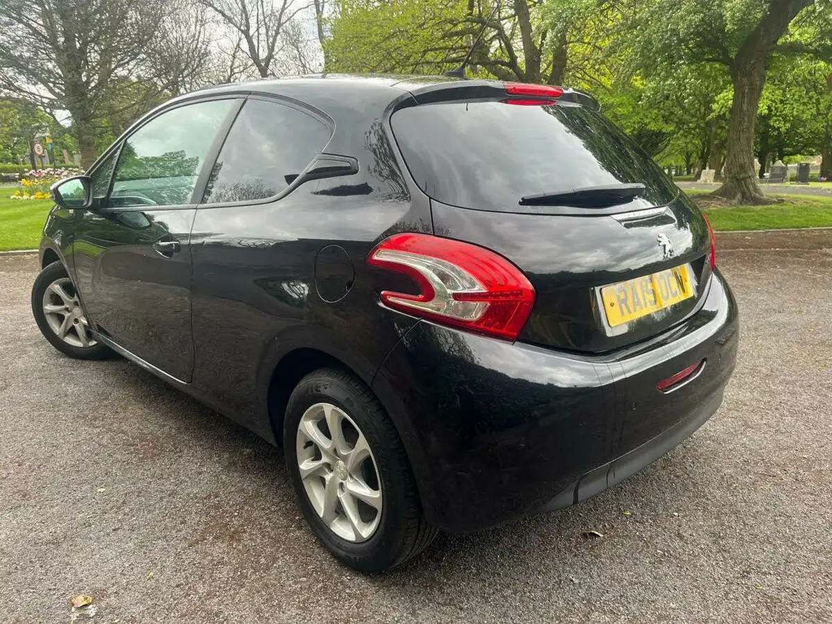 2015-peugeot-208-12-style-puretech-3d-big-51