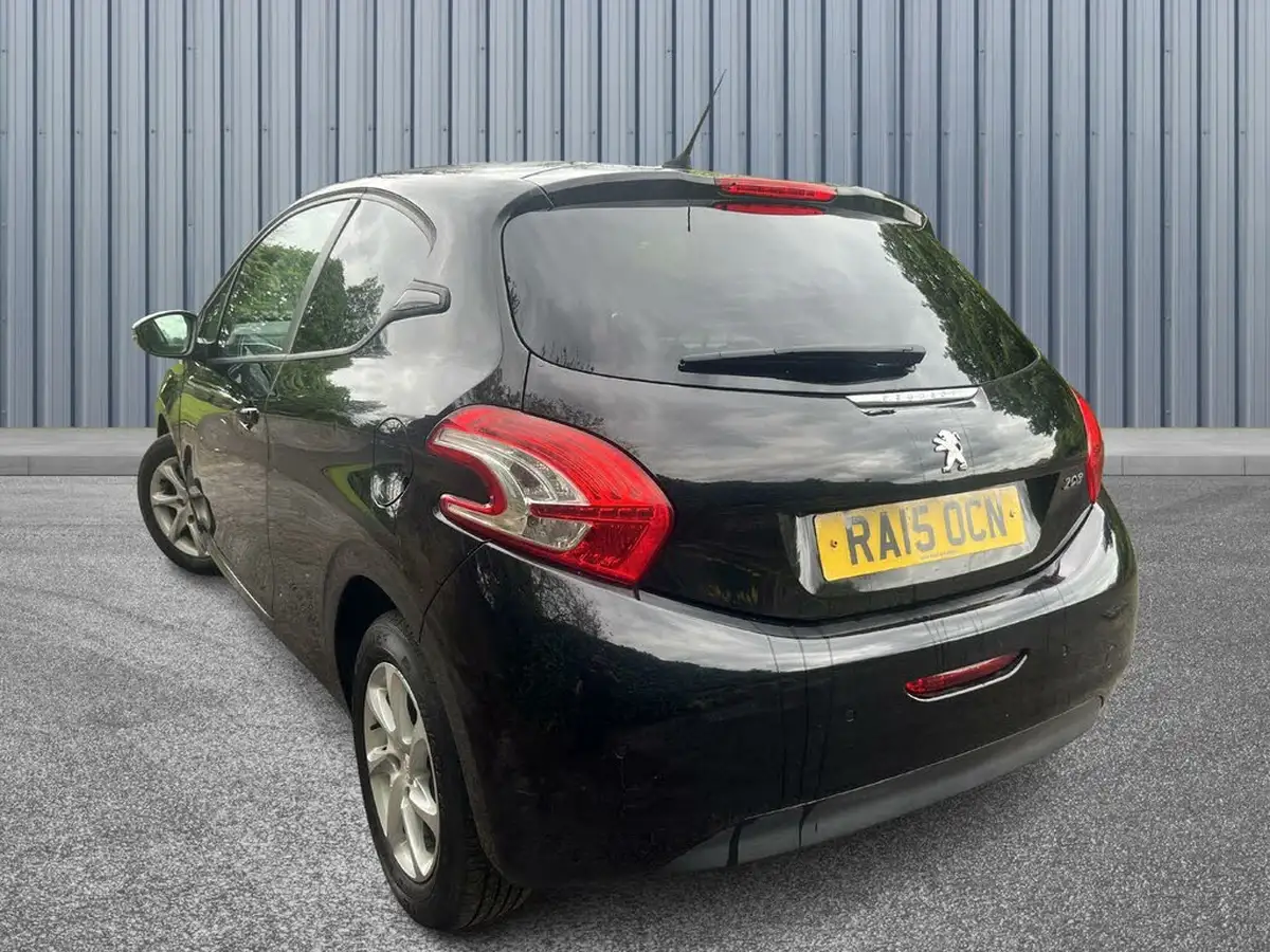 2015-peugeot-208-12-style-puretech-3d-big-3