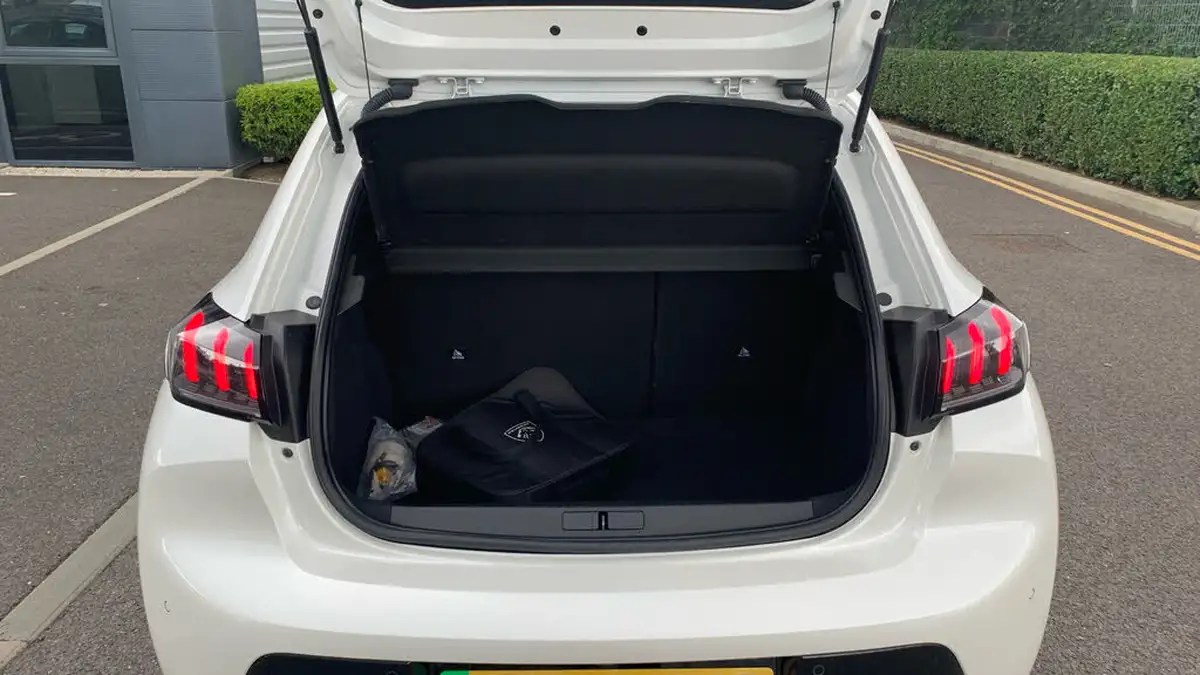 2022-peugeot-208-e-allure-premium-big-18