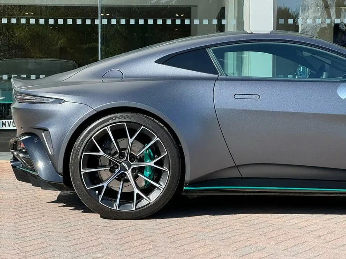 2024-aston-martin-vantage-big-14