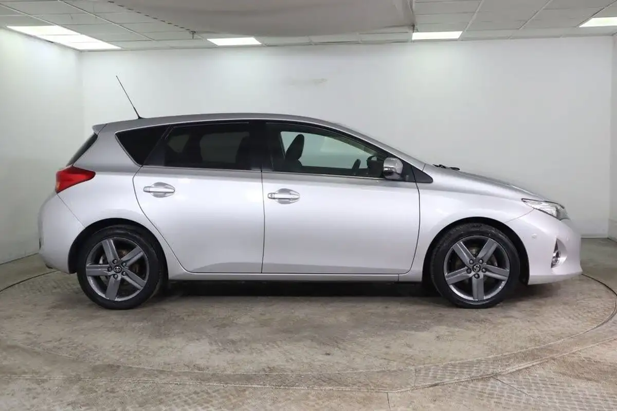 2014-toyota-auris-16-excel-hatchback-multidrive-s-big-6