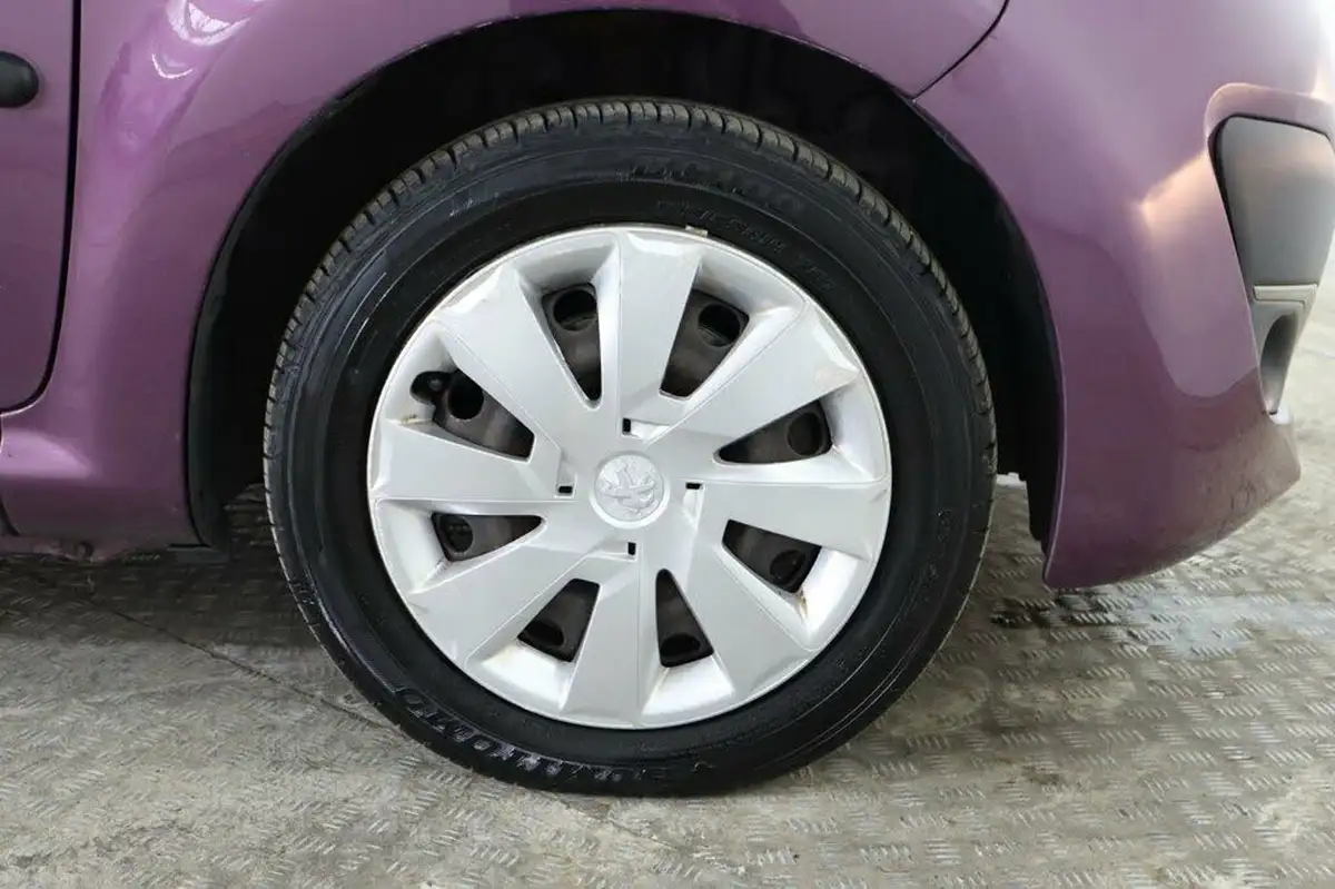2013-peugeot-107-10-active-3d-big-10