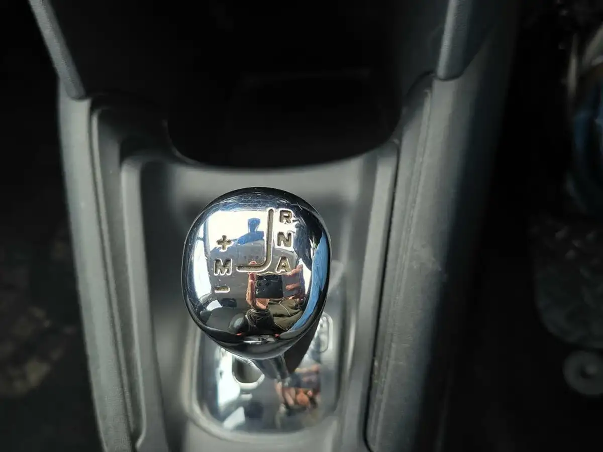 2014-peugeot-208-12-allure-ss-5d-egc-big-22