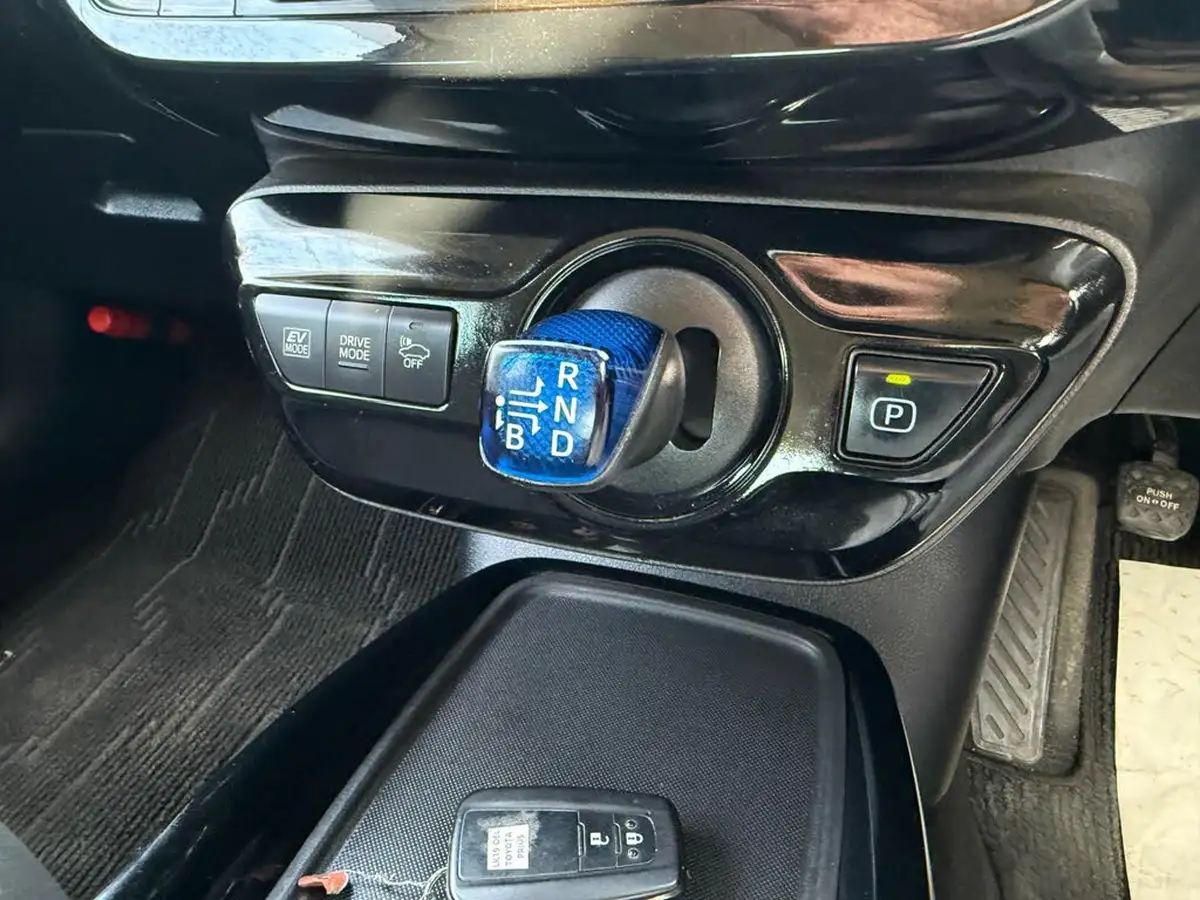 2019-toyota-prius-big-38