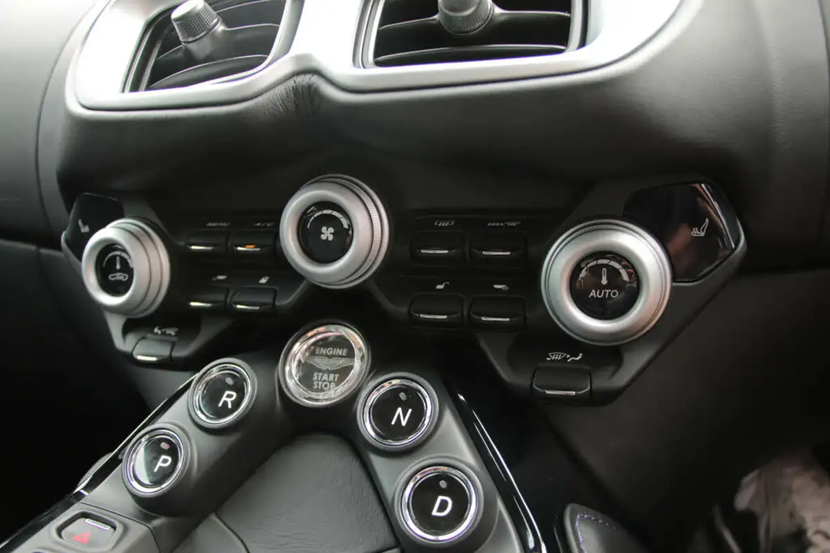 2019-aston-martin-vantage-40-v8-vantage-big-64