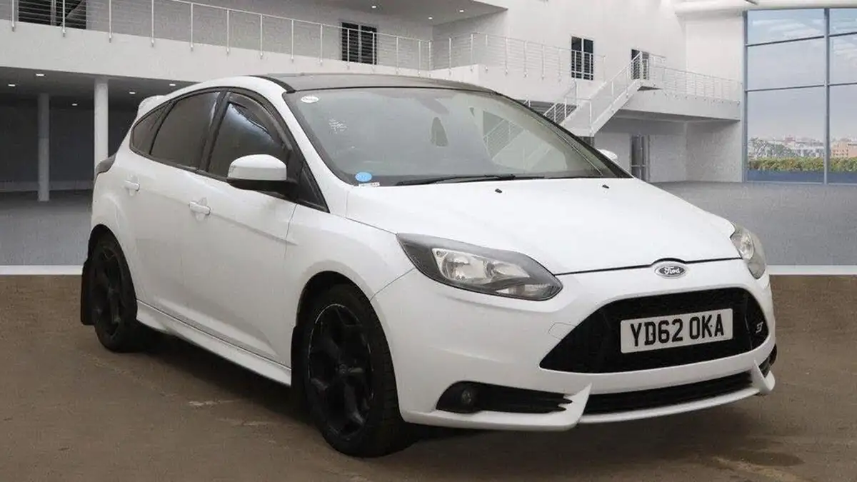 2012-ford-focus-20-st2-hatchback-big-0