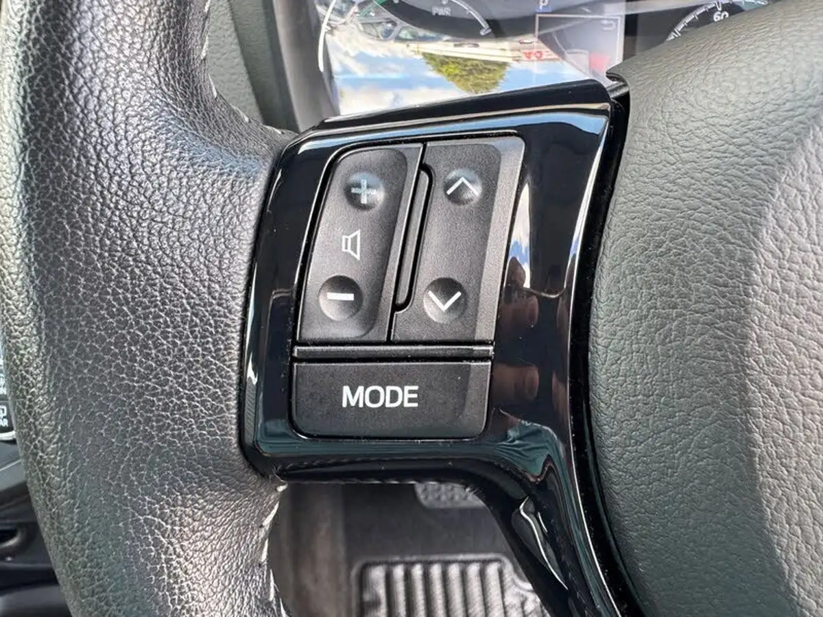 2018-toyota-yaris-15-vvt-i-icon-navi-hybrid-big-32