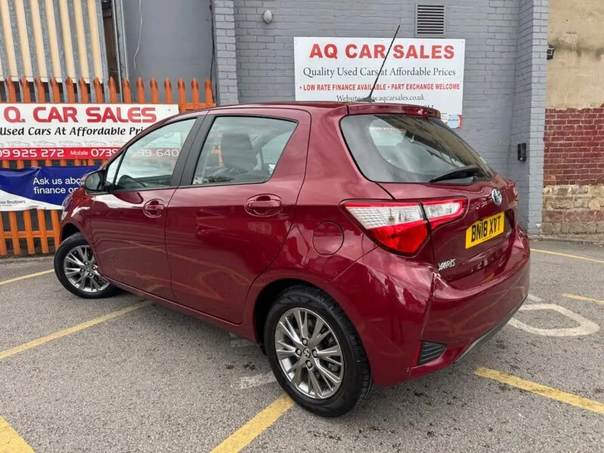 2018-toyota-yaris-15-vvt-i-icon-navi-hybrid-big-4