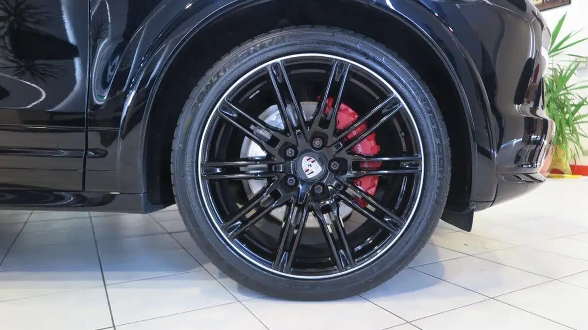 2014-porsche-cayenne-48-gts-big-14