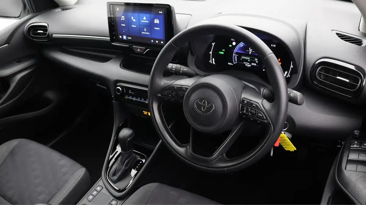 2024-toyota-yaris-15-vvt-i-design-big-9