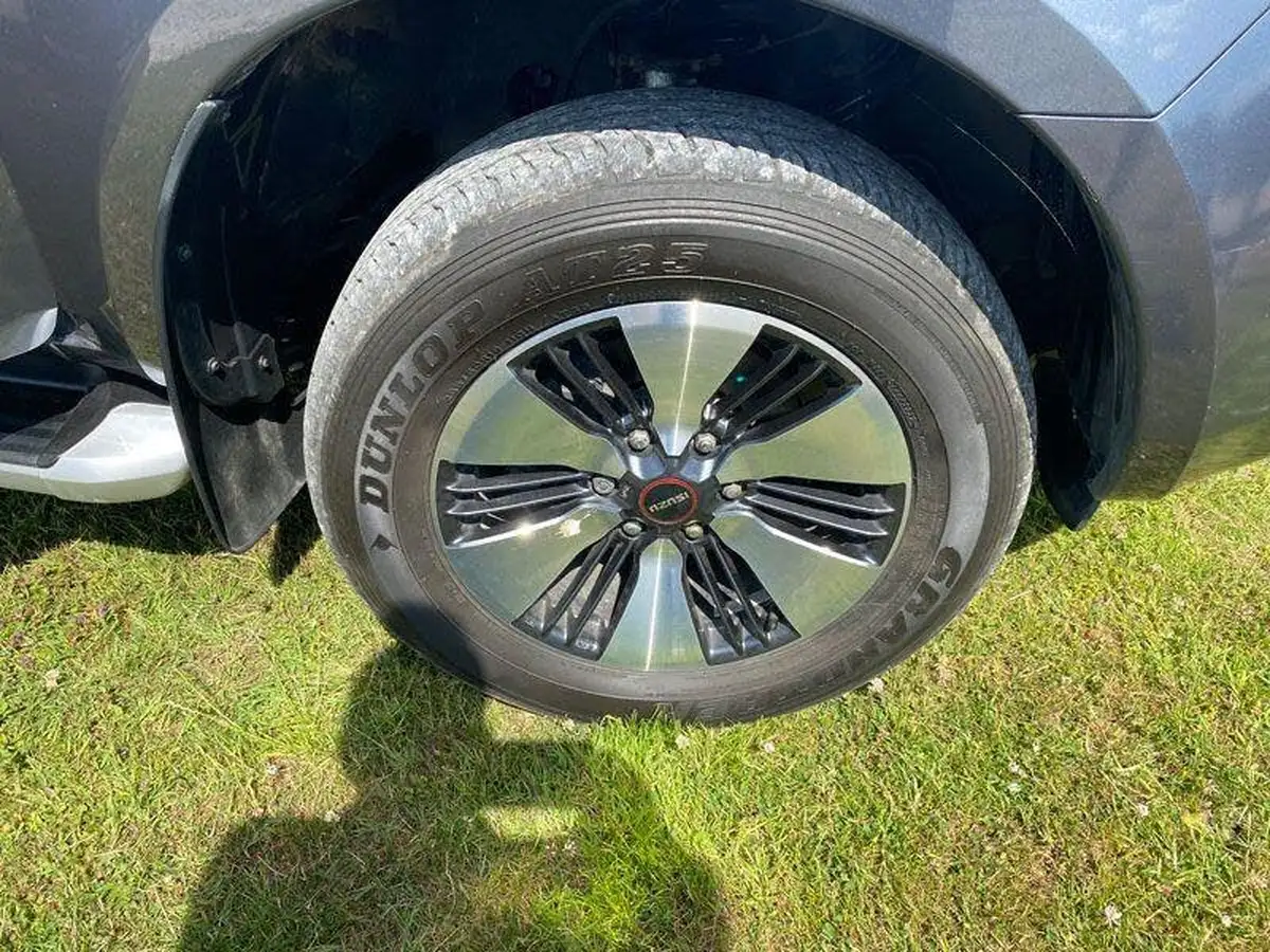 2023-isuzu-d-max-19td-dl40-big-9