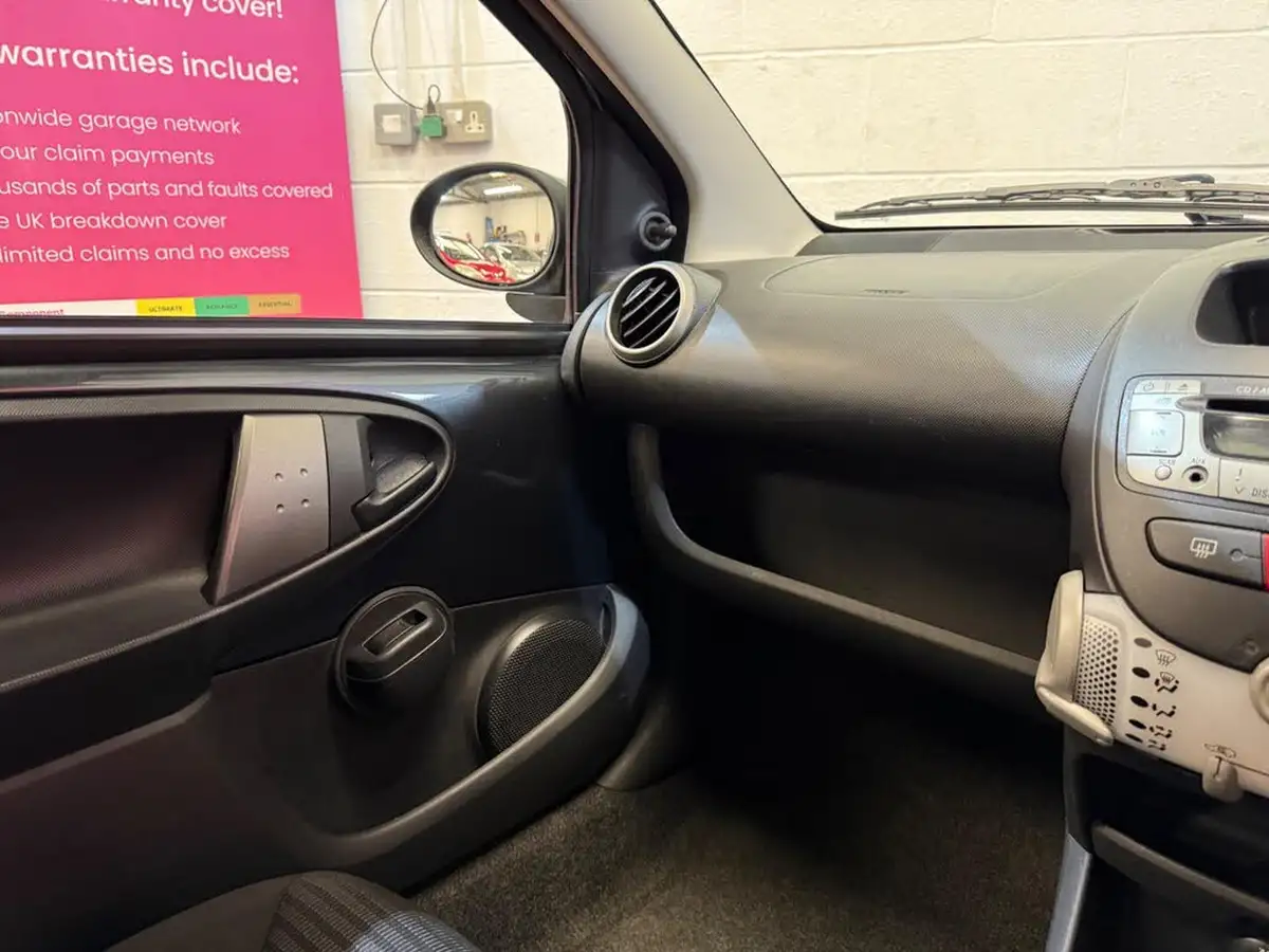 2014-peugeot-107-10-active-5d-big-37