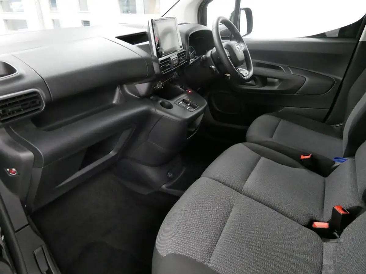 2022-toyota-proace-city-e-icon-l2-big-19