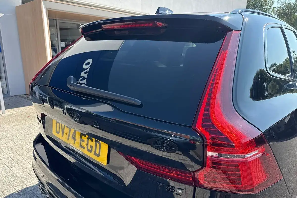 2024-volvo-xc60-20-t8-ultra-black-edition-big-14