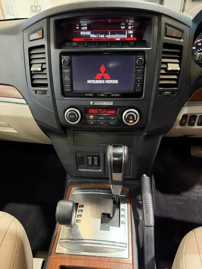 2014-mitsubishi-shogun-32td-sg4-big-18