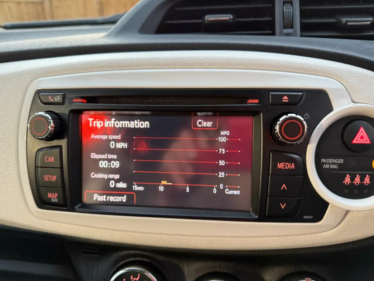 2013-toyota-yaris-133-trend-vvt-i-5d-big-52