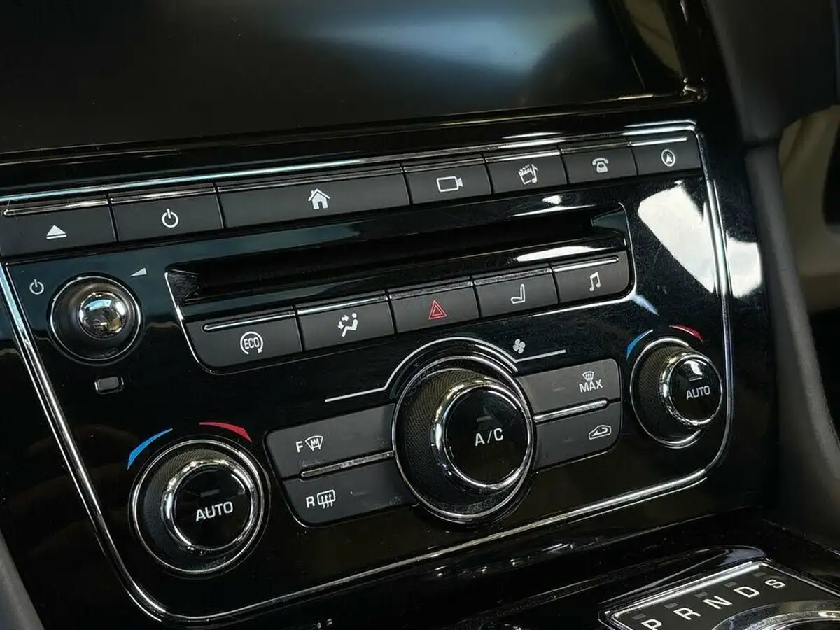 2019-jaguar-xj-series-30td-xj-portfolio-lwb-big-31