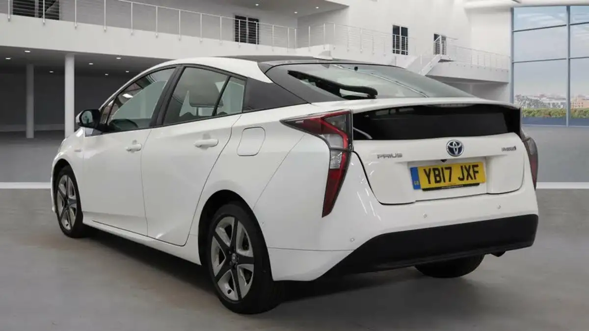 2017-toyota-prius-18-vvt-i-business-edition-plus-big-2