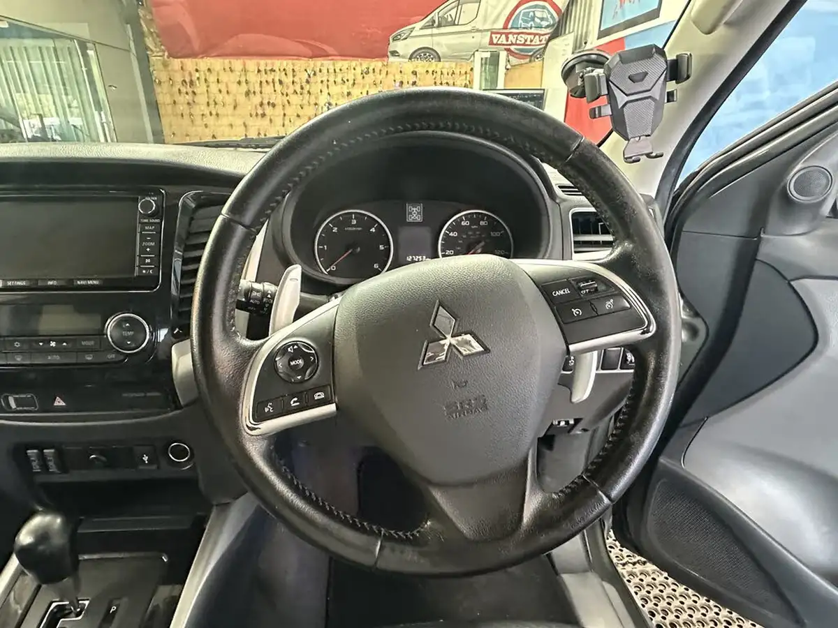 2016-mitsubishi-l200-24di-d-barbarian-auto-big-7